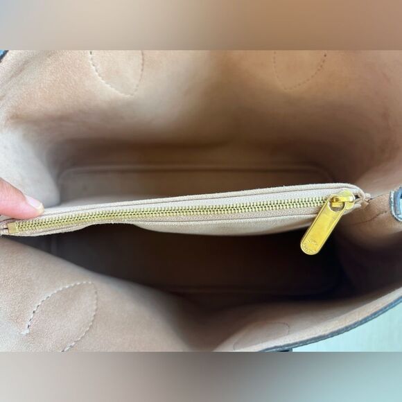 865. AUTH Louis Vuitton Monogram Tote Bag - Picture 9 of 16